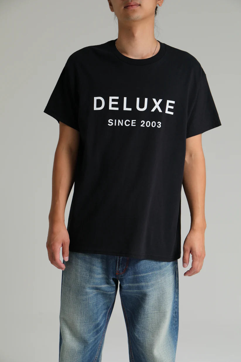 DELUXE | DELUXE LOGO TEE